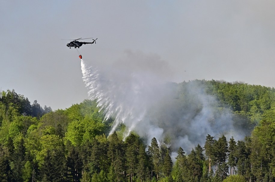 Helikopter gaśniczy w okolicach miejscowości Rynartice /CTK Photo/Ondrej Hajek /PAP