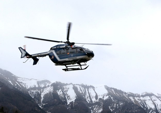Helikopter krążący nad miejscem katastrofy /SEBASTIEN NOGIER  /PAP/EPA