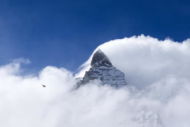 Helikopter leci na Klein Matterhorn w poszukiwanego multimiliardera Karla-Erivana Hauba /EPA