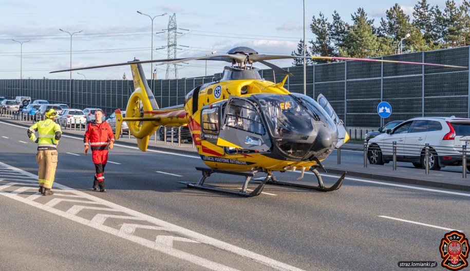 Helikopter Lotniczego Pogotowia Ratunkowego na miejscu wypadku w Łomiankach /Bartosz Szostek/OSP ŁOMIANKI /