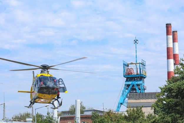 Helikopter LPR przed kopalnią /Michał Meissner /PAP