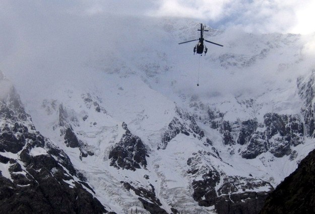 Helikopter pakistańskiej armii leci na ratunek alpiniście, który utknął na lodowcu w czasie próby zdobycia Nanga Parbat (zdjęcie archiwalne) /PAKISTAN ALPINE CLUB/HANDOUT /PAP/EPA