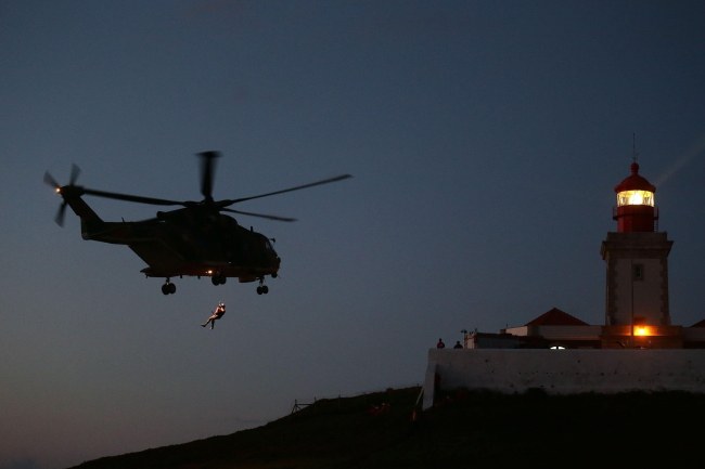 Helikopter podczas poszukiwań ciał polskiej pary /PAP/EPA/Antonio Cotrim    /PAP/EPA