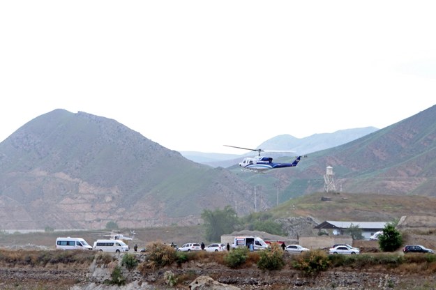 Helikopter prezydenta Iranu przed katastrofą. Zdjęcie zrobione w na granicy irańsko-azerbejdżańskiej 19.05.2024. /	ALI HAMED / IRNA NEWS AGENCY HANDOUT /PAP/EPA