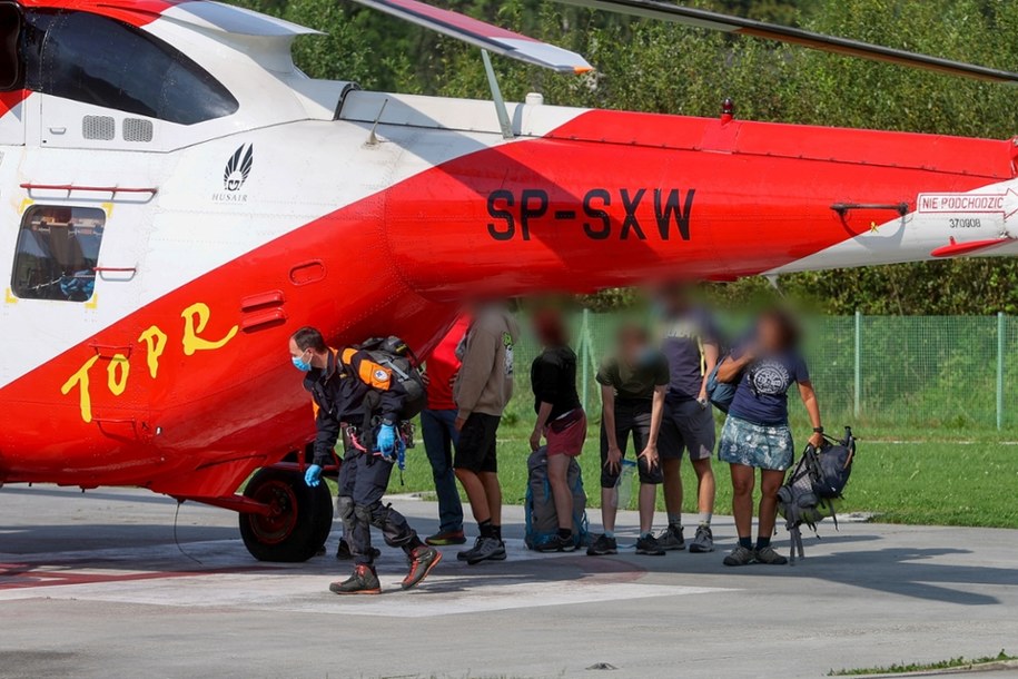 Helikopter TOPR transportujący turystów w Zakopanem /Grzegorz Momot /PAP