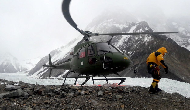 Helikopter z ekipą ratunkową w bazie K2 /Narodowa Zimowa Wyprawa na K2 /PAP