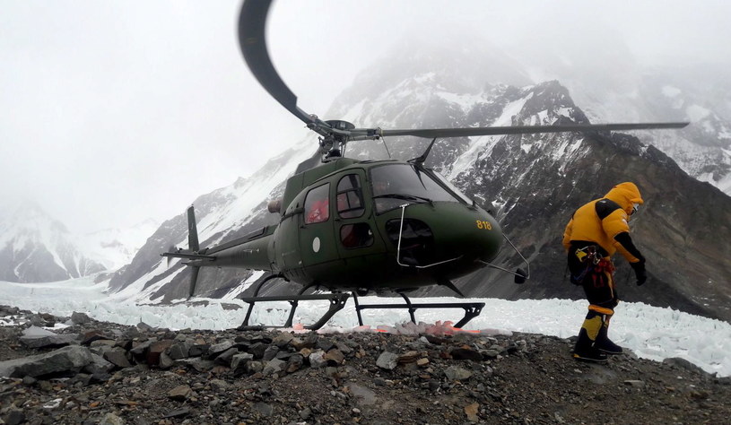Helikopter z ekipią ratunkową w bazie K2 /PAP