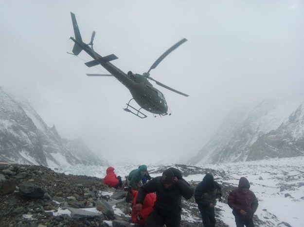 Helikopter zabrał już z sobą ekipę ratunkową! /Asghar Ali Porik /Facebook