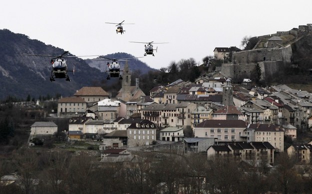 Helikoptery francuskich służb krążą nad miejscem katastrofy Airbusa A320 /ALBERTO ESTEVEZ /PAP/EPA