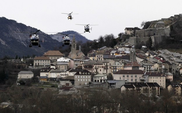 Helikoptery nad Seyne-les-Alpes /ALBERTO ESTEVEZ /PAP/EPA