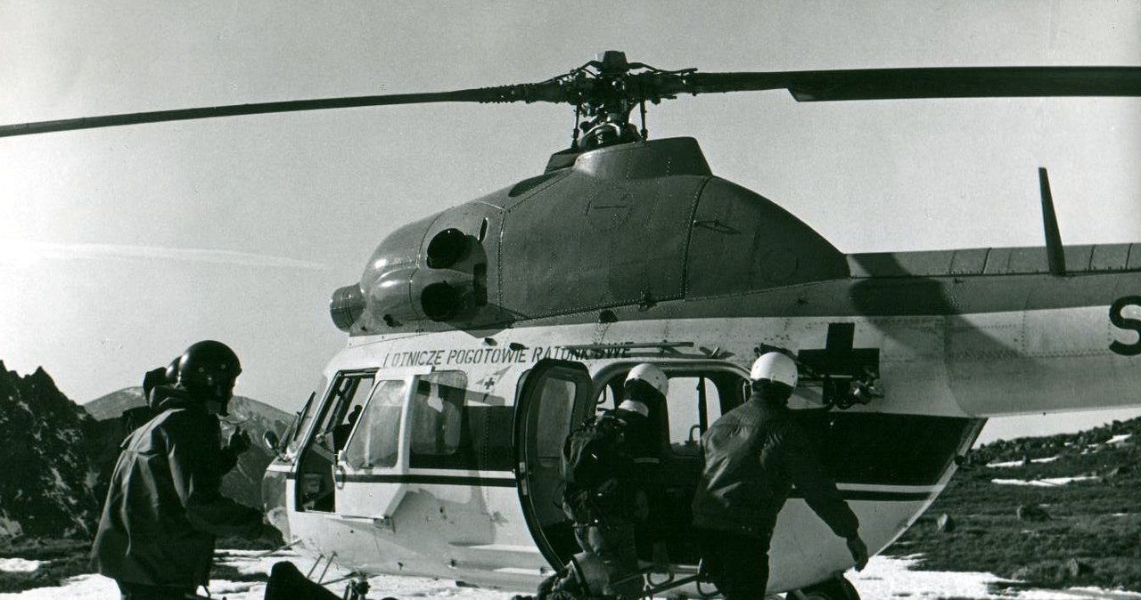 Helikoptery okazały się nieocenionym wsparciem dla powietrznych ratowników /Robert Augustyniak/Archiwum Muzeum Ratownictwa w Krakowie /materiały prasowe