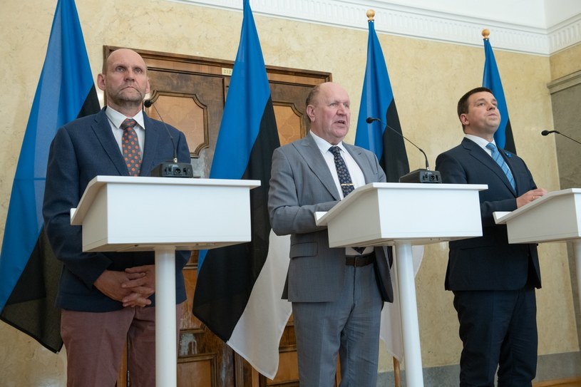 Helir-Valdor Seeder (pierwszy z lewej) chce pozbawić możliwości głosowania dla rosyjskich rezydentów w estońskich wyborach lokalnych /RAIGO PAJULA /AFP