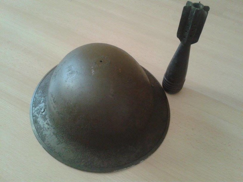 Hełm australijski i skorupa granatu moździerzowego ze zbiorów autora /INTERIA.PL