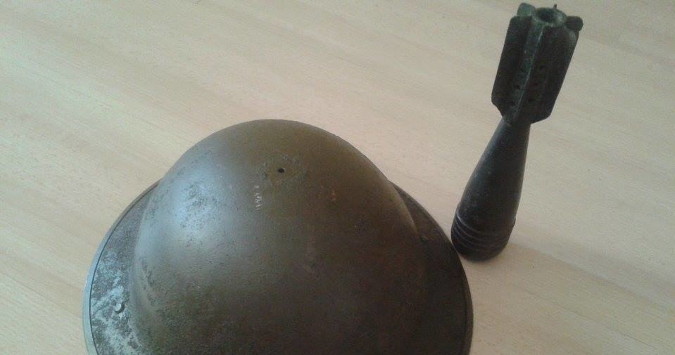 Hełm australijski i skorupa granatu moździerzowego ze zbiorów autora /INTERIA.PL
