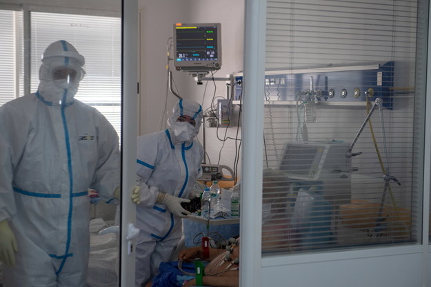 Hełm wspierający oddychanie u pacjentów z COVID-19 opracowali polscy inżynierowie /Jalal Morchidi /PAP/EPA