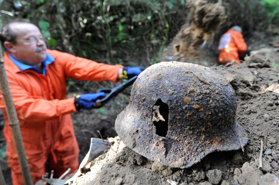 Hełm żołnierza Wehrmachtu poległego w czasie II wojny światowej /MAURIZIO GAMBARINI  /PAP/EPA