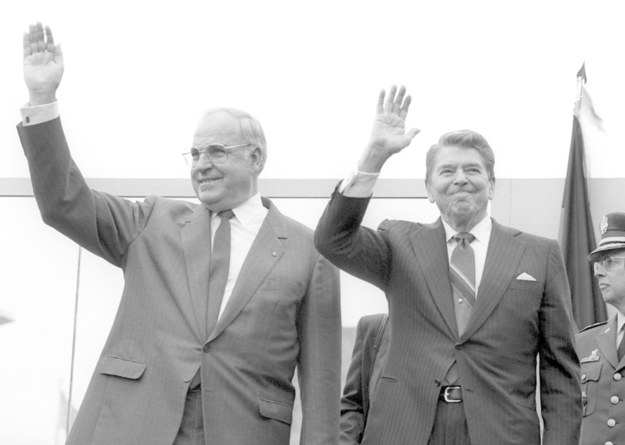 Helmut Kohl (z lewej) i prezydent USA Ronald Reagan /ROLAND HOLSCHNEIDER /PAP/EPA
