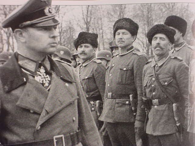 Helmuth von Pannwitz, już jako generał porucznik i ataman, podczas przeglądu kawalerzystów wczesną wiosną 1945 roku /Bundesarchiv /INTERIA.PL/materiały prasowe