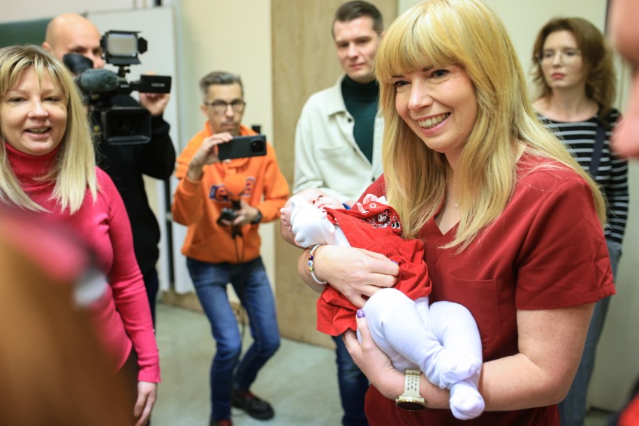 Hematolog z Oddziału Hematologii i Transplantacji SPSKM dr Anna Kopińska (z dzieckiem) i pacjentka Aldona Sendal (z lewej) podczas konferencji prasowej /Jarek Praszkiewicz /PAP