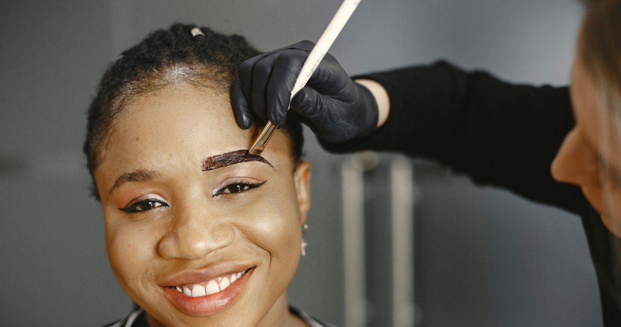 Henna na brwiach może wyjść zbyt ciemna /Gustavo Fring /pexels.com
