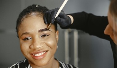 Henna na brwiach wyszła za ciemna? Nie musisz tak chodzić! Sprawdź prosty 7-dniowy plan ratunkowy