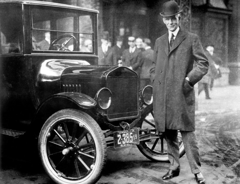 Henry Ford (1863-1947) zrewolucjonizował system produkcji samochodów, wprowadzając ruchomą taśmę produkcyjną. /Ford