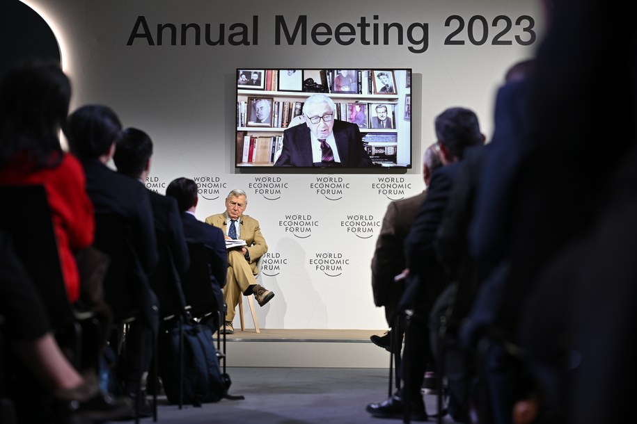 Henry Kissinger rozmawiał  z profesorem Uniwersytetu Harvarda Grahamem Allisonem podczas Światowego Forum Ekonomicznego w szwajcarskim Davos /GIAN EHRENZELLER/EPA /PAP/EPA