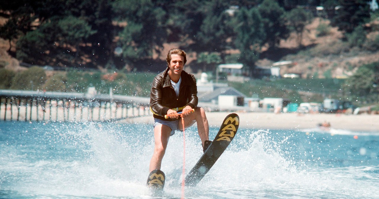 Henry Winkler w "Happy Days" na chwilę przed pierwszym w historii telewizji przeskoczeniem rekina / ABC Photo Archives / Contributor /Getty Images