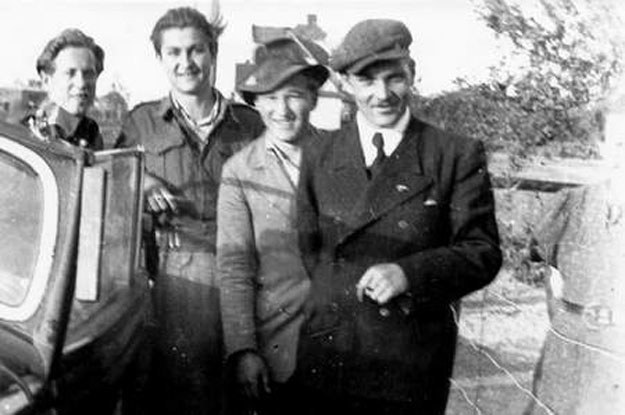 Henryk Flame "Bartek" i jego żołnierze. Zdjęcie z początku 1946 roku /IPN