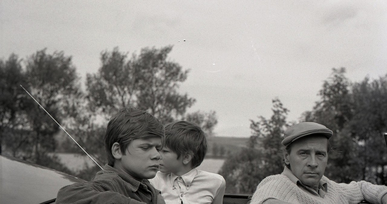 Henryk Gołębiewski (L), Filip Łobodziński (C) i Edmund Fetting (P) na planie "Podróży za jeden uśmiech" /East News/POLFILM