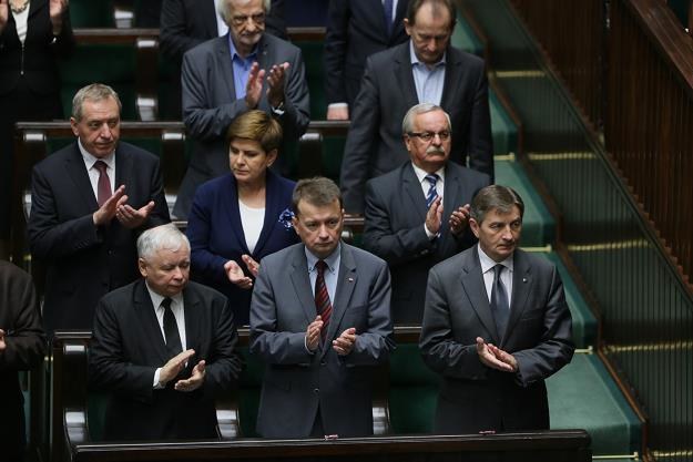 Henryk Kowalczyk (w drugim rzędzie z lewej) w otoczeniu posłów PiS. Fot. Leszek Szymański /PAP