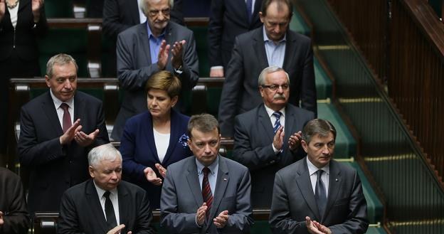 Henryk Kowalczyk (w drugim rzędzie z lewej) w otoczeniu posłów PiS. Fot. Leszek Szymański /PAP