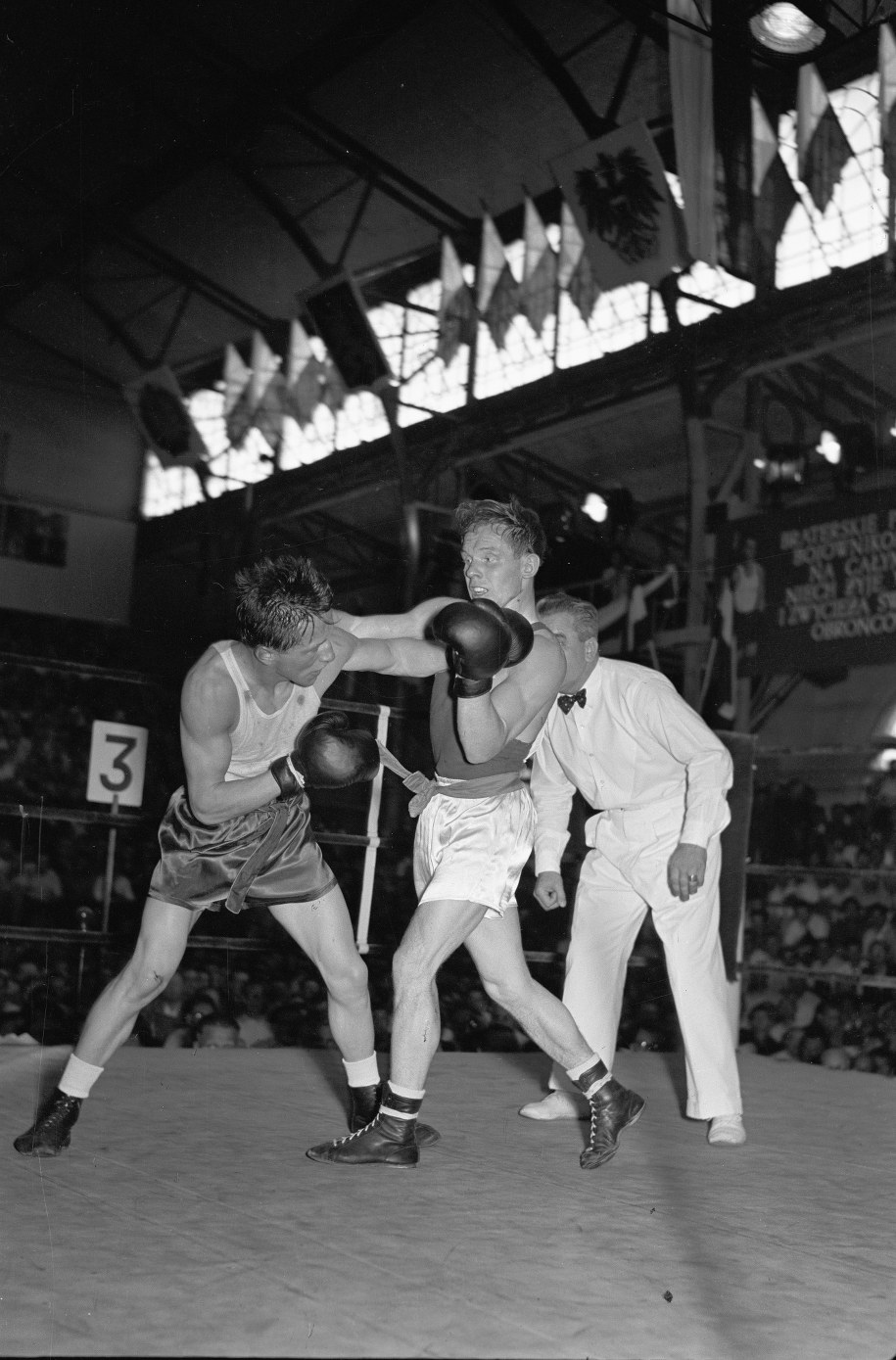 Henryk Kukier  (po lewej) w zwycięskiej walce z  Anatolijem Bułakowem podczas ME 1953 /CAF /PAP