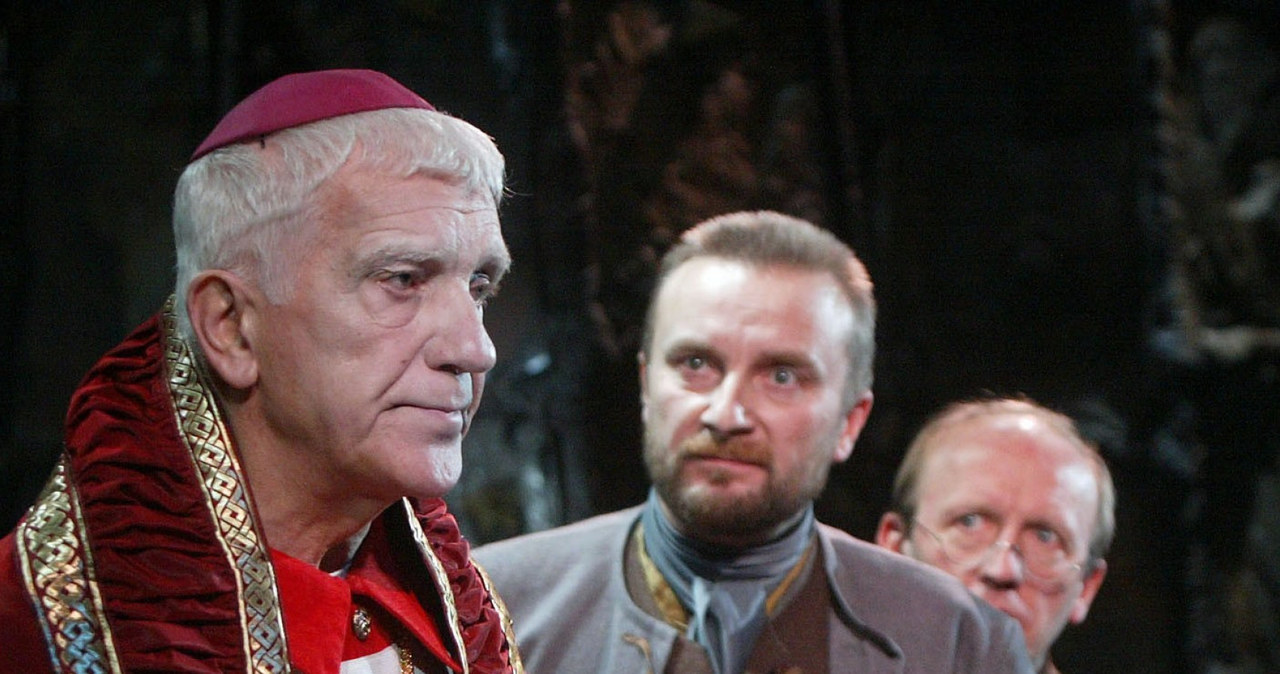 Henryk Łapiński (L) w spektaklu Teatru Ateneum "Demony" (2004) /Jacek Domiński /Reporter