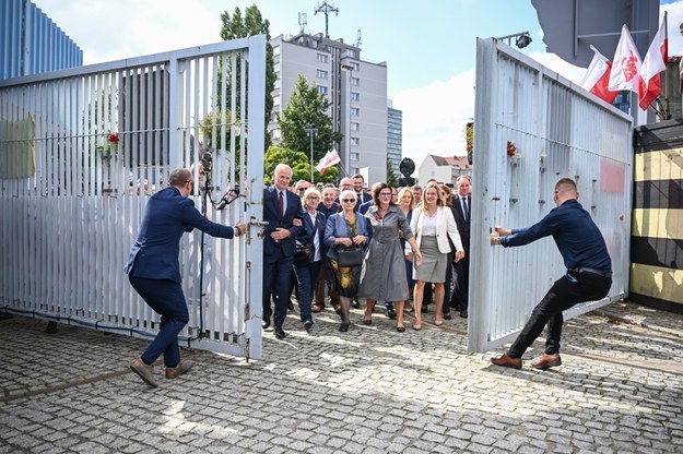 Henryka Krzywonos-Strycharska (C-L), Danuta Wałęsa (C) i prezydent Gdańska Aleksandra Dulkiewicz (C-P) podczas uroczystego otwarcia Bramy nr 2 Stoczni Gdańskiej /Marcin Gadomski /PAP