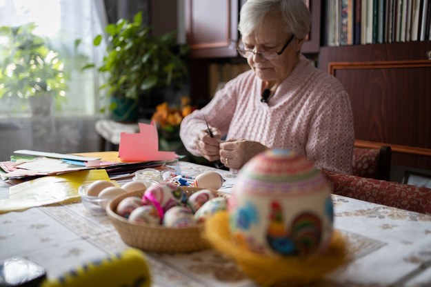 Henryka Lus przygotowuje pisanki na święta /Magdalena Grajnert /RMF FM