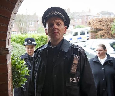 Hera Hilmar, Ewen Bremner i Joanna Scanlan w scenie z filmu "Uwolnić Mikołaja!"