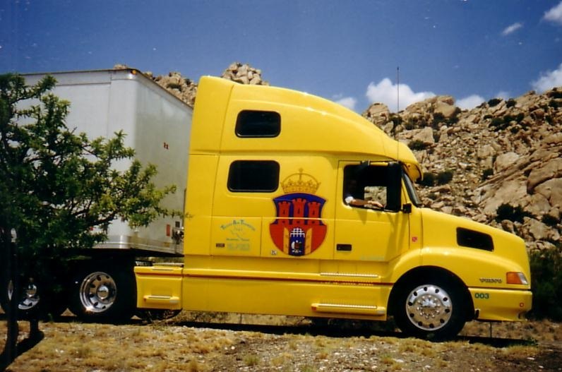 Herb Krakowa na jednej z ciężarówek Truckera Hioba /Informacja prasowa