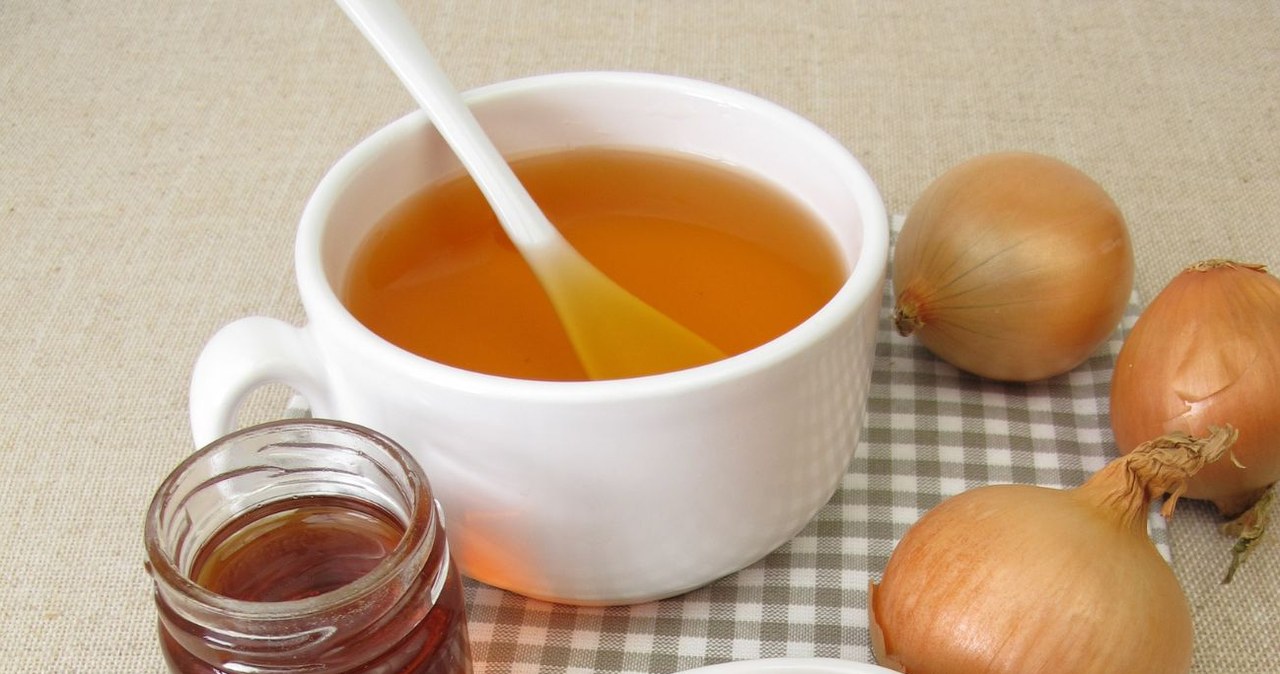 Herba z łupin cebuli ma wszechstronne zastosowanie. /HeikuRau /Canva Pro