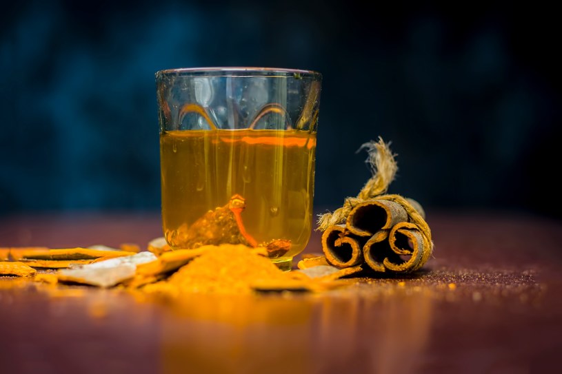 Herbata cynamonowa obniża poziom cholesterolu /123RF/PICSEL