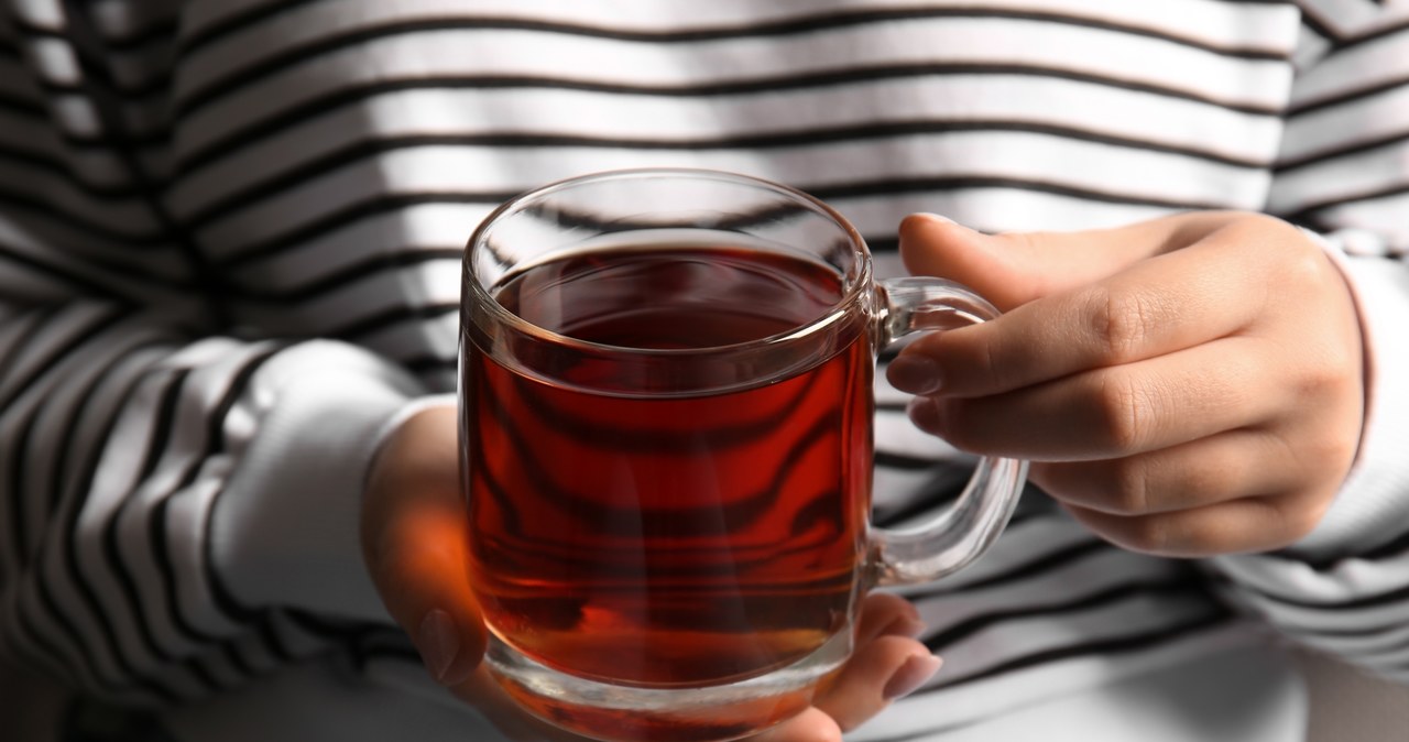 Herbata Lapsang Souchong jest herbatą mocną w smaku, dlatego nie każdy stanie się jej fanem /123RF/PICSEL