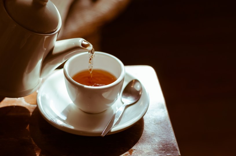 Herbata może spowalniać starzenie się mózgu /123RF/PICSEL