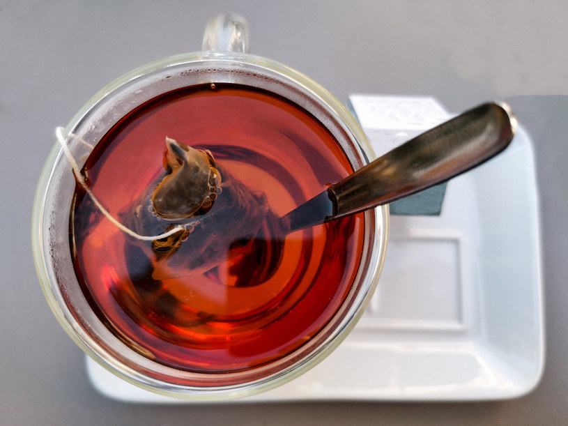 Herbata z cebulą to świetne remedium na początki przeziębienia i problemy z jelitami /123RF/PICSEL