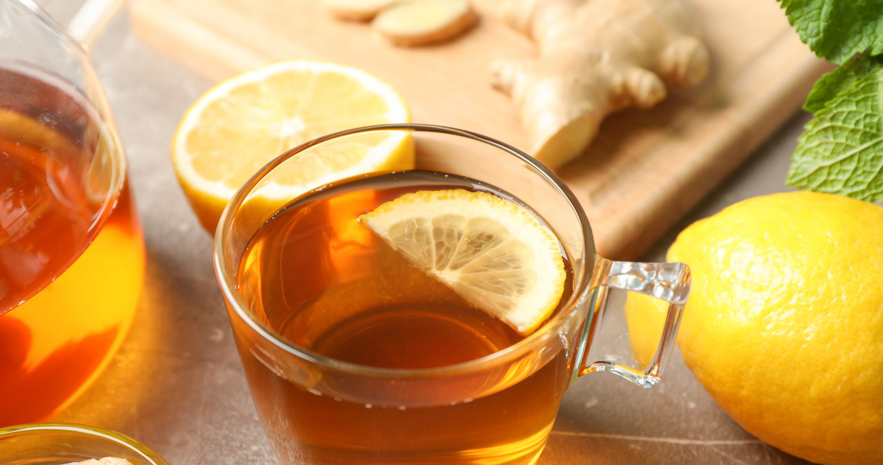 Herbata z cytryną skutecznie rozgrzewa, ale może też zaszkodzić /123RF/PICSEL