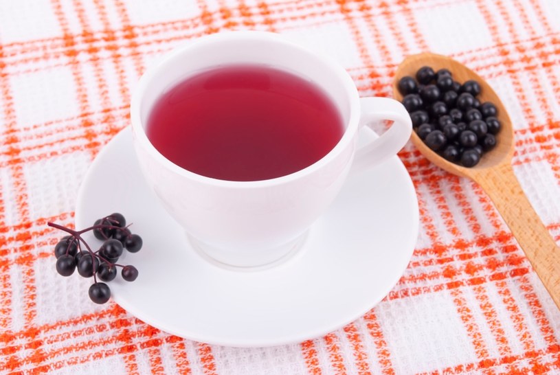 Herbata z czarnego bzu pomaga zwalczyć temperaturę /123RF/PICSEL