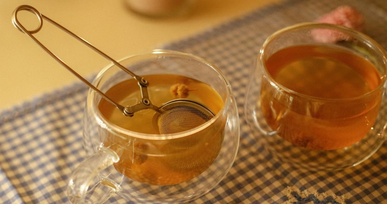 Herbata z estragonu na przejedzenie pomaga odciążyć żołądek i jelita /betül akyürek /Canva Pro