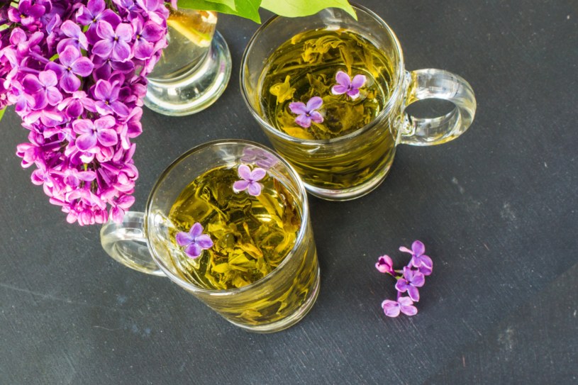 Herbata z kwiatów lilaka usprawnia trawienie, wspomaga pracę wątroby i działa przeciwzapalnie /123RF/PICSEL