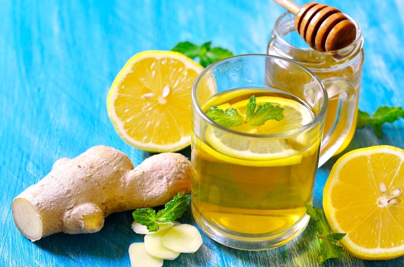 Herbata z miodem, cytryną i imbirem sprawdza się przy każdym przeziębieniu /123RF/PICSEL