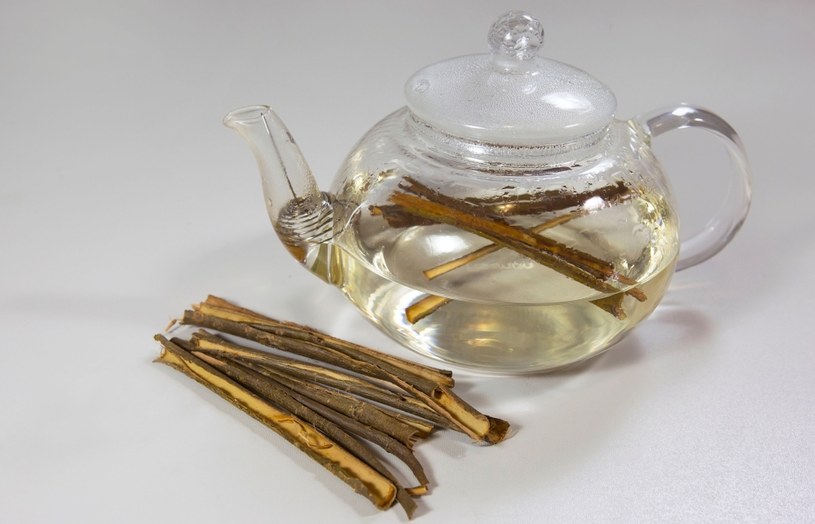 Herbata z wierzby pomoże zbić wysoką temperaturę ciała /123RF/PICSEL