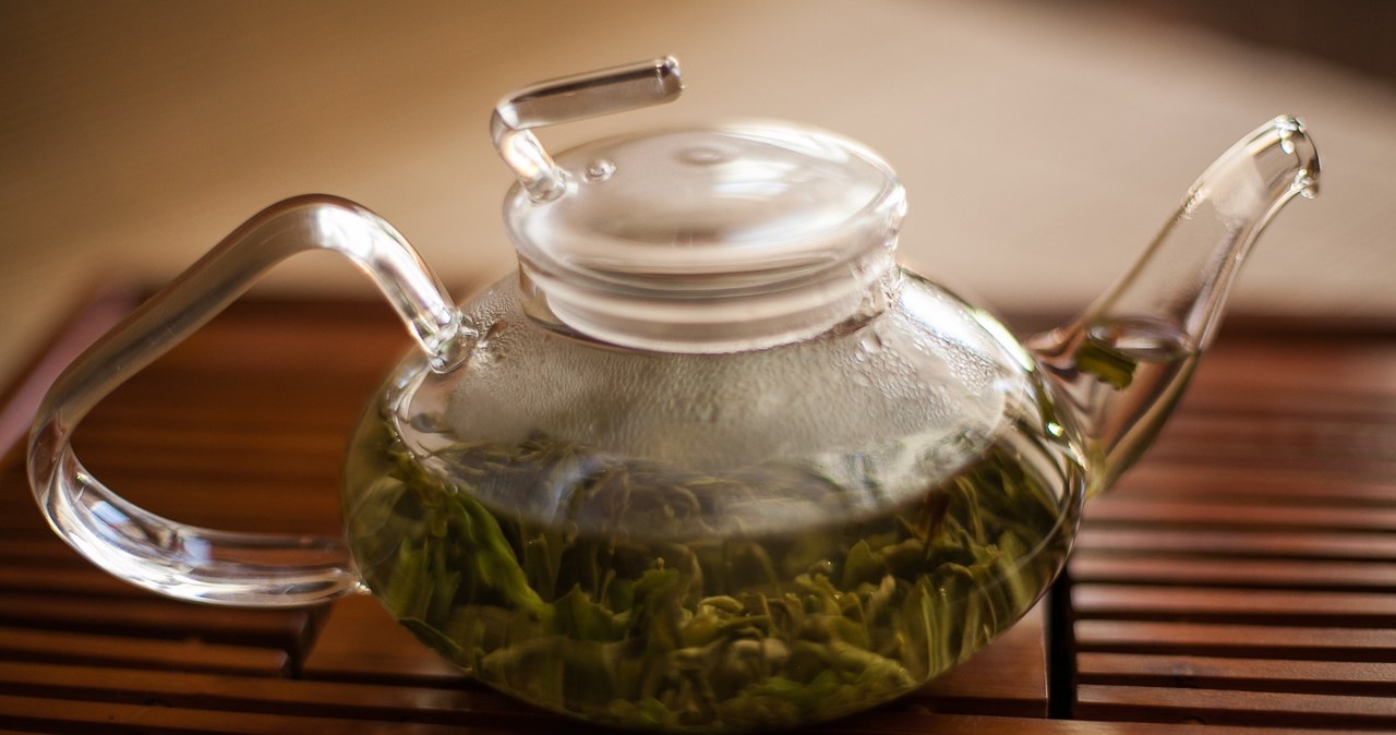 Herbata z żywokostu pita zbyt często może zaszkodzić wątrobie. /123RF/PICSEL